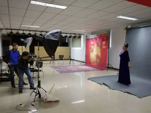 香山街道社區(qū)服務(wù)中心為老年志愿者拍攝藝術(shù)照，定格最美夕陽(yáng)紅